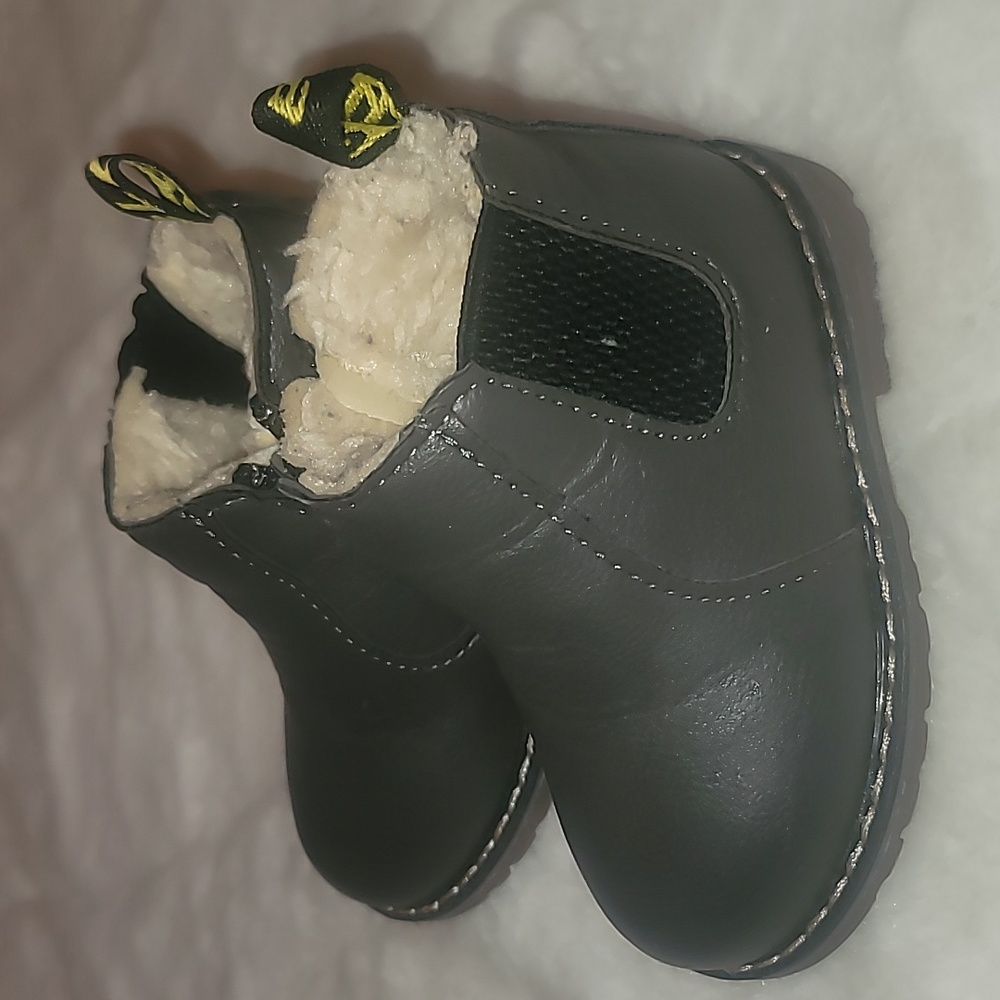 Girls boots w/faux fur size 21/5